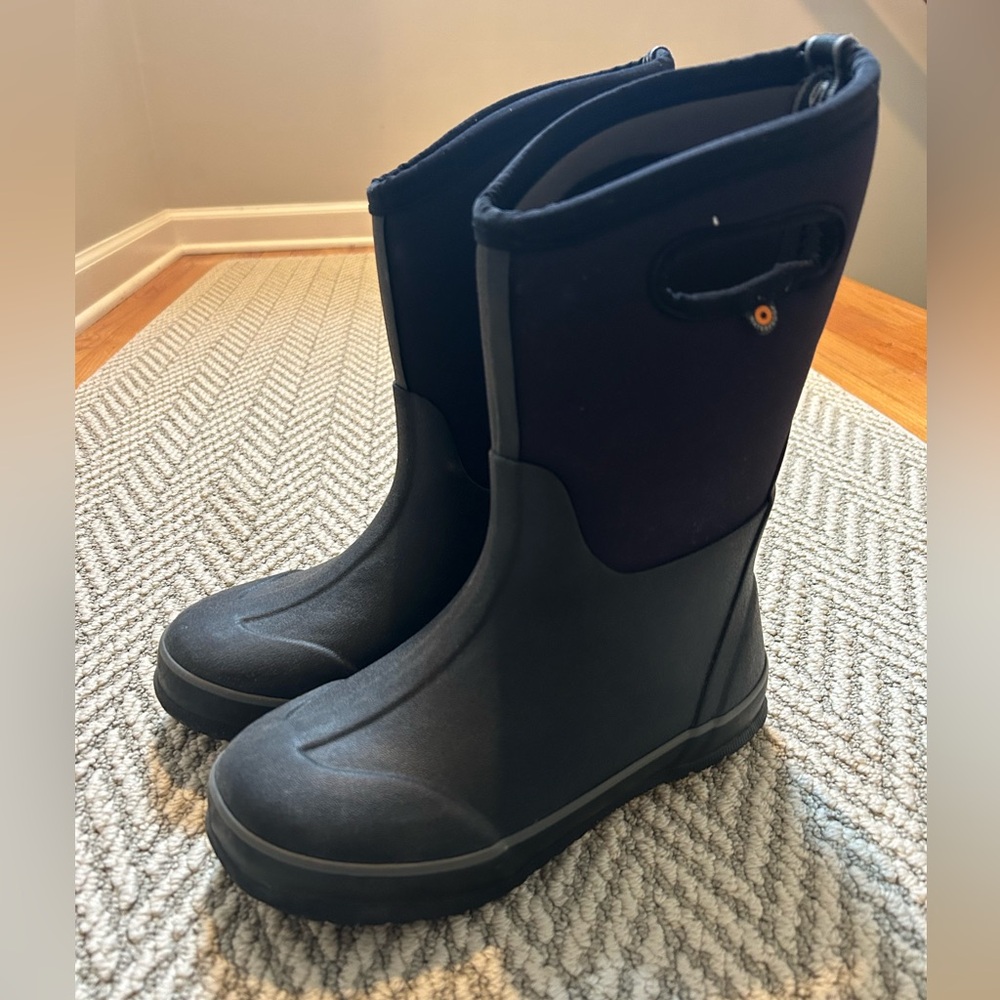 BOGS Neo-Classical muck boot. Youth Size 4, black.
